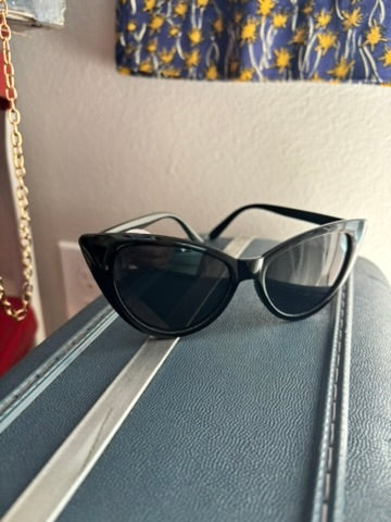 Black Cat-eye Sunnies