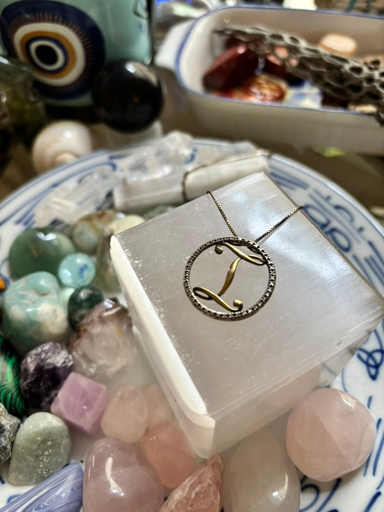 "I" Cursive Round Pendant w/chain vermeil