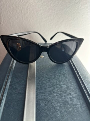 Black Cat-eye Sunnies
